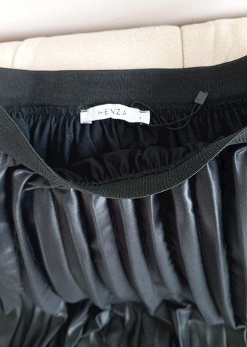 Parlak Siyah Pliseli Uzun Etek - Görsel 2