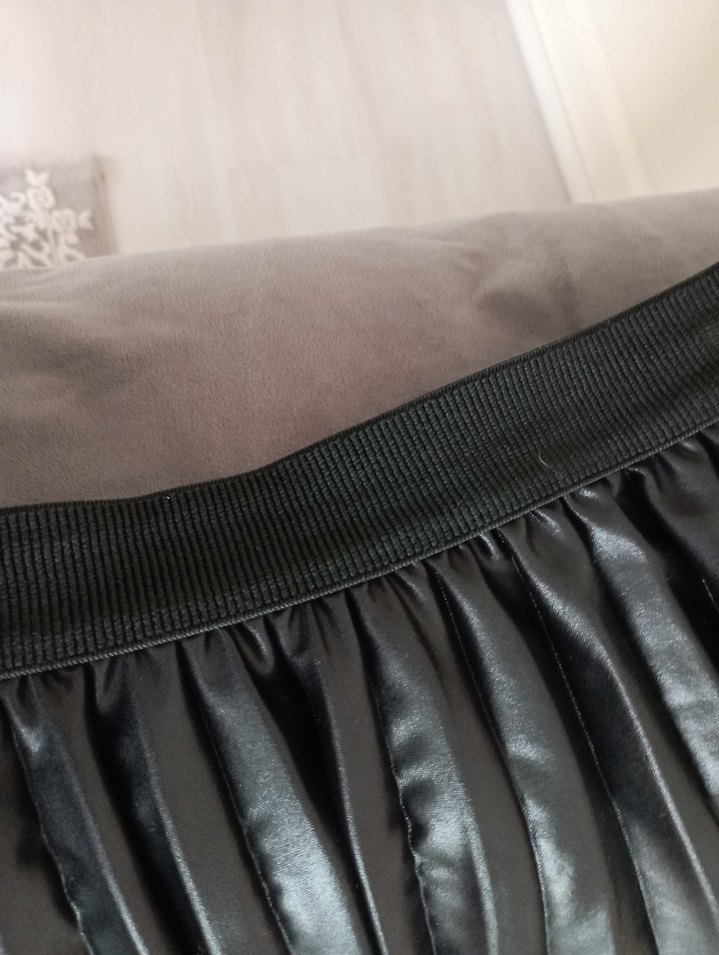 Parlak Siyah Pliseli Uzun Etek - Görsel 3