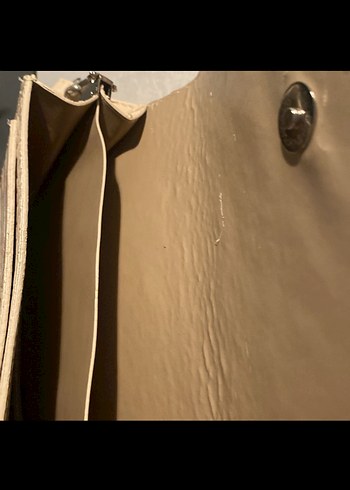 Bej Parlak Zincir Detaylı Yılan Derisi Desenli Deri Çanta - Görsel 4