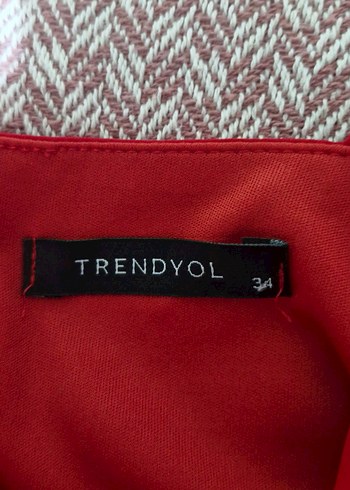 Trenyolmilla Kırmızı Mini V Yaka Fiyonklu Abiye Elbise - Görsel 7