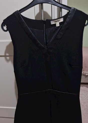 Koton Siyah V Yaka Kemerli Kolsuz Midi Elbise - Görsel 2