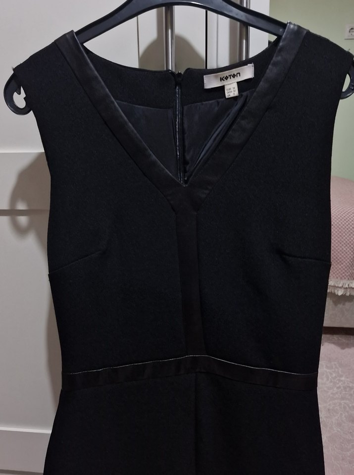 Koton Siyah V Yaka Kemerli Kolsuz Midi Elbise - Görsel 3