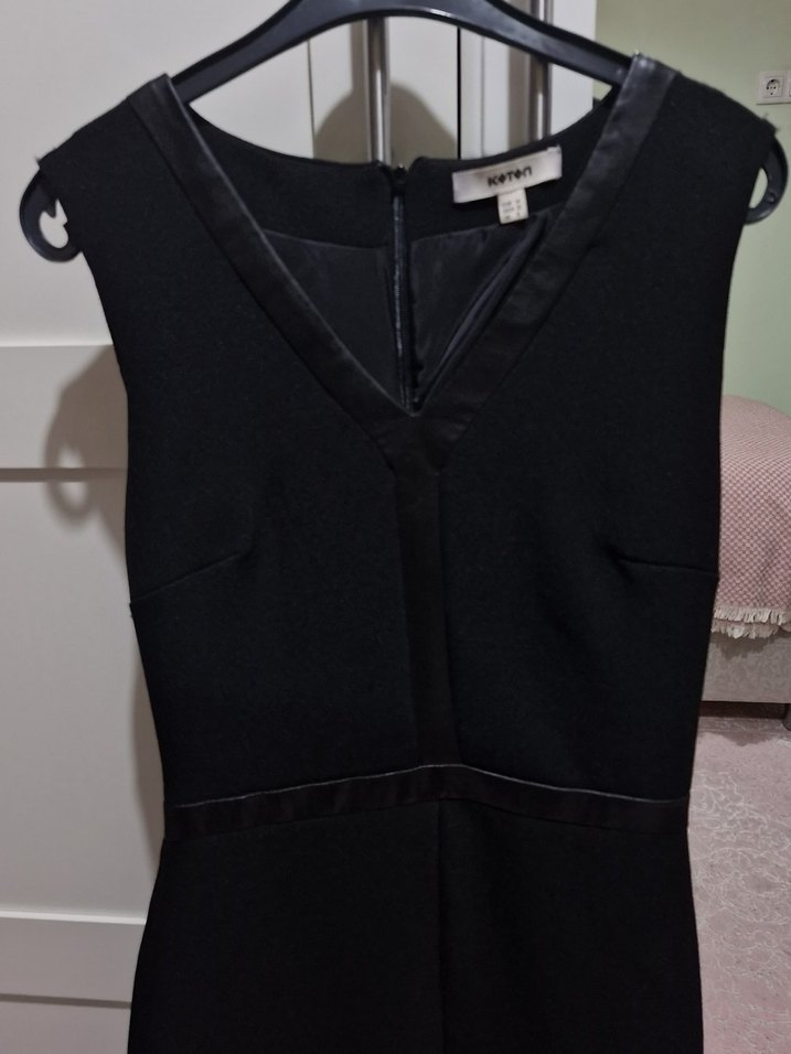 Koton Siyah V Yaka Kemerli Kolsuz Midi Elbise - Görsel 5