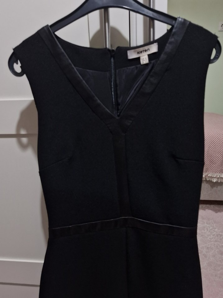 Koton Siyah V Yaka Kemerli Kolsuz Midi Elbise - Görsel 2