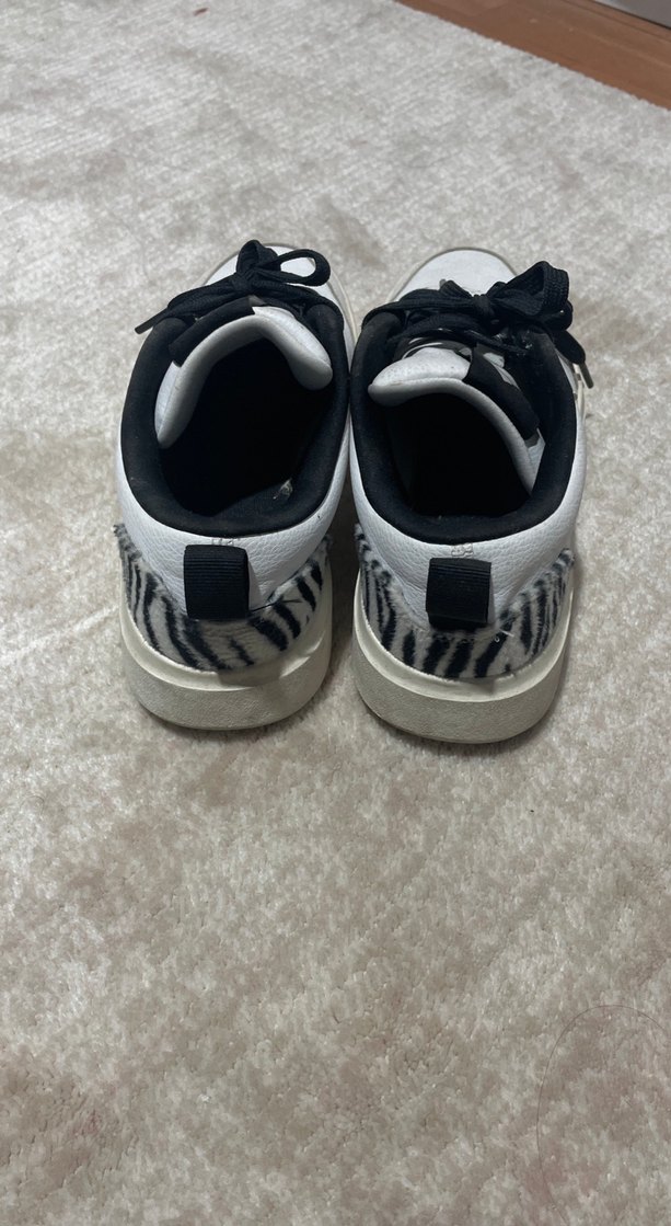 Adidas Beyaz Siyah Spor Ayakkabı — görsel 4/5