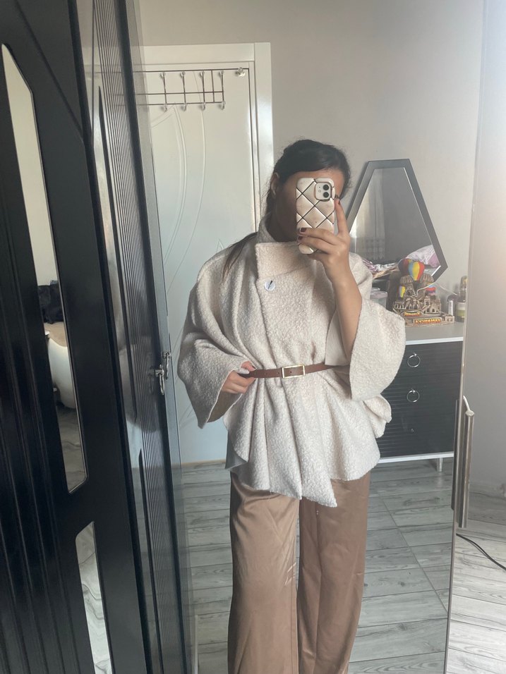 Kadın Beyaz Kürklü Kemerli Panço - Görsel 3