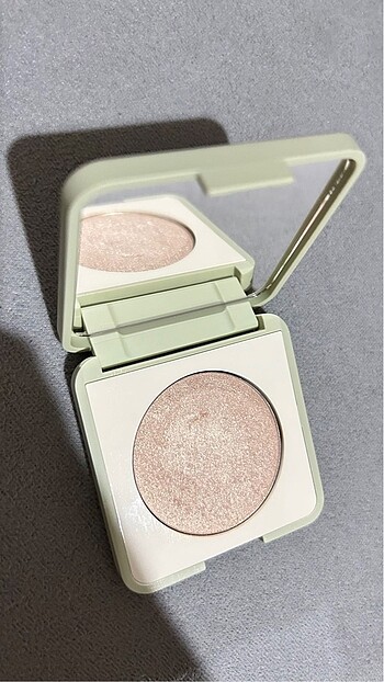 Kiko green me highlighter