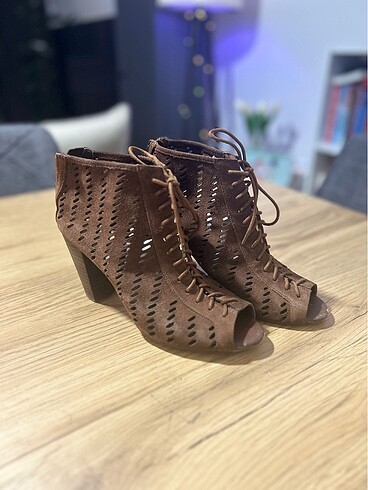 Bershka Taba rengi çizme