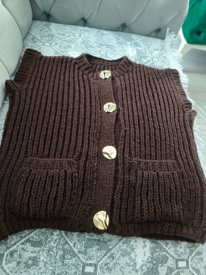 Düğmeli Kahverengi Örgü Yelek - Görsel 4