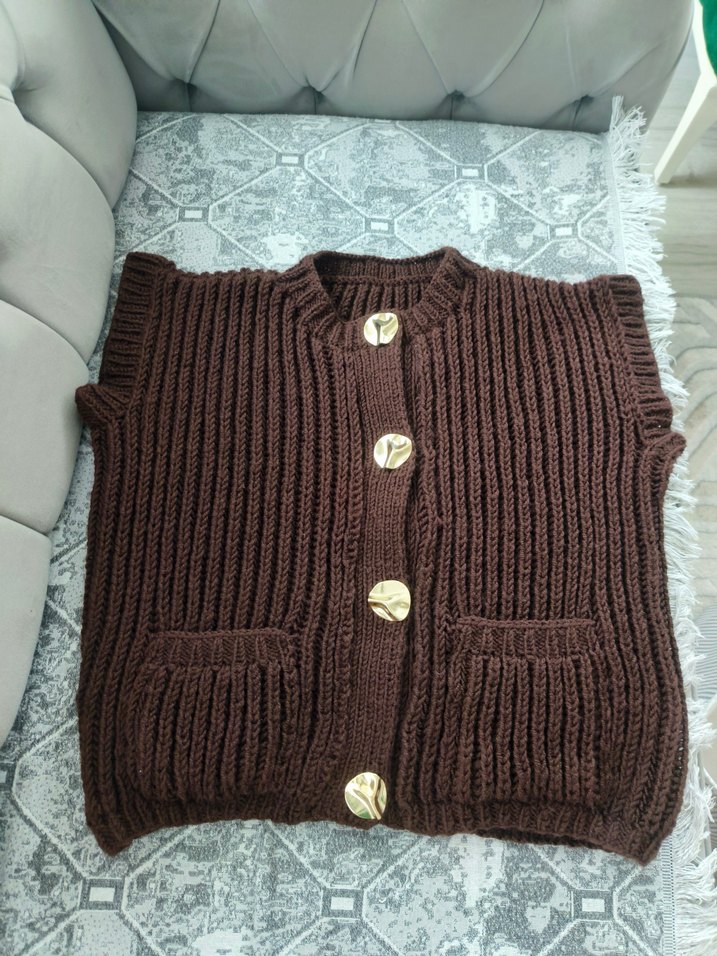 Düğmeli Kahverengi Örgü Yelek - Görsel 2