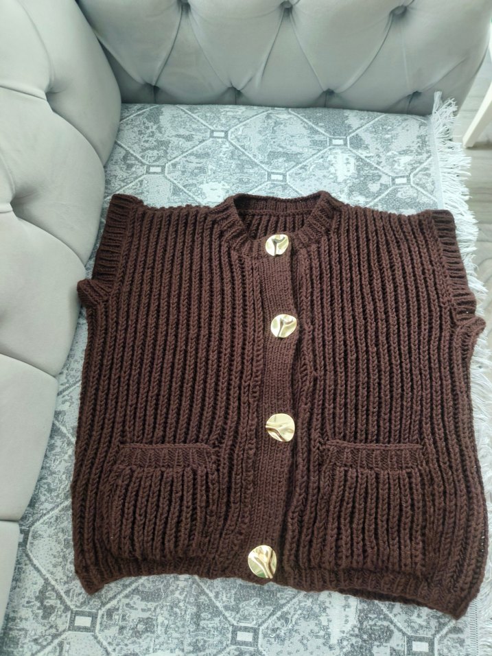 Düğmeli Kahverengi Örgü Yelek - Görsel 3
