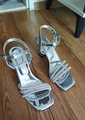 Polaris Parlak Gri Metal Stiletto Topuklu Kadın Ayakkabı