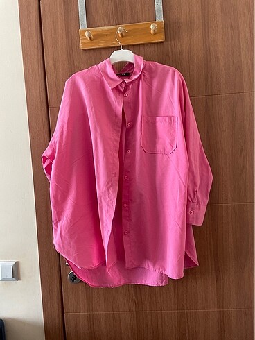 Pembe gömlek