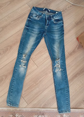 Kadın Mavi Cep Detaylı Yırtık Denim Jean