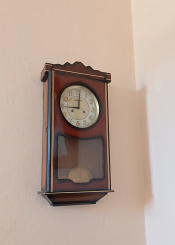 Kahverengi Ahşap Duvar Saati