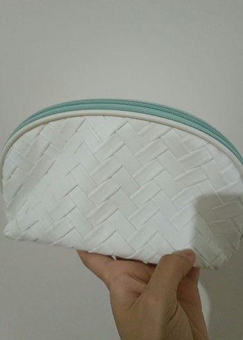 Beyaz Minimalist Fermuarlı Makyaj Çantası