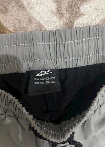 Gri Nike Spor Şort, Bol Kesim, Kemerli - Görsel 4