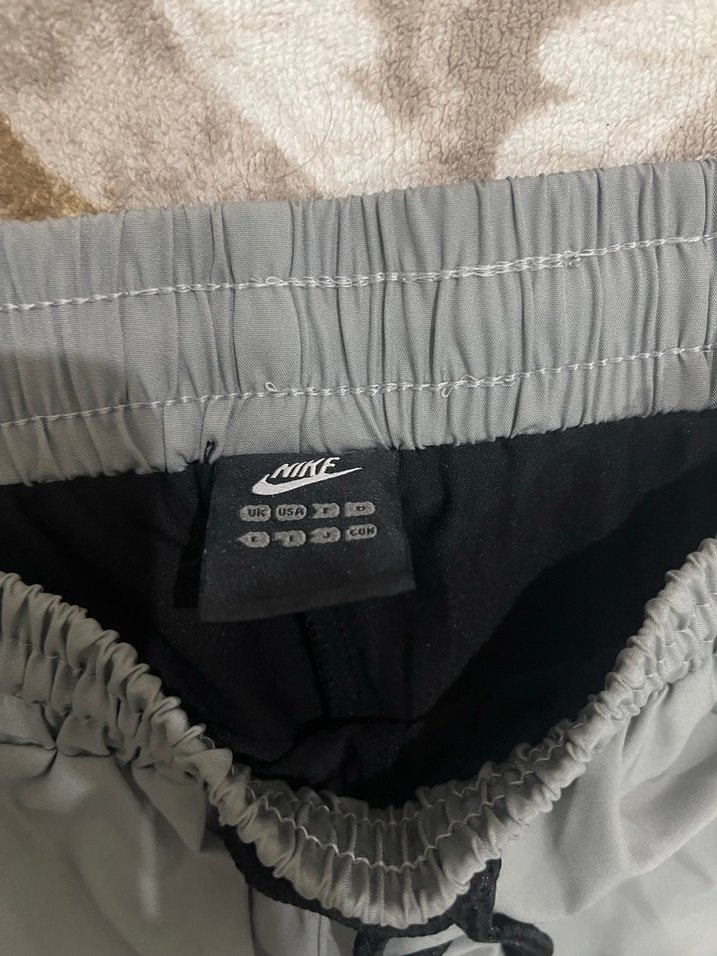 Gri Nike Spor Şort, Bol Kesim, Kemerli - Görsel 4