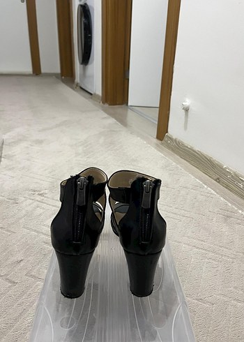 Siyah Tokalı Dolgu Topuklu Kadın Ayakkabı - Görsel 3