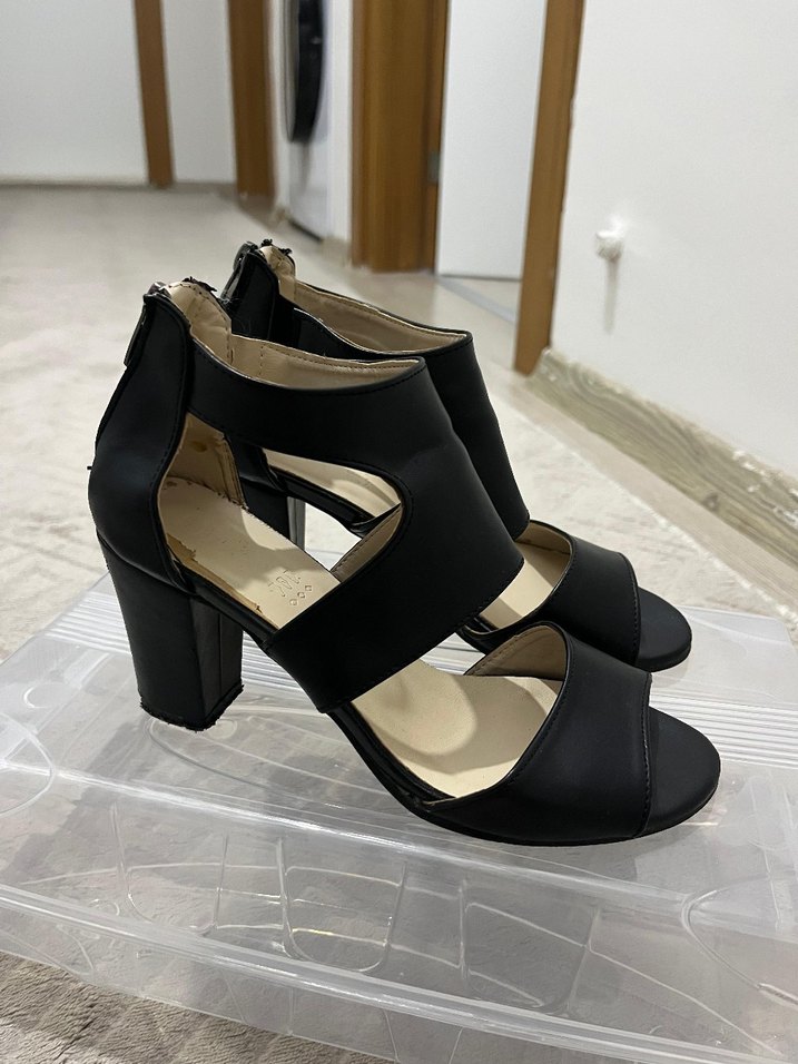 Siyah Tokalı Dolgu Topuklu Kadın Ayakkabı - Görsel 2