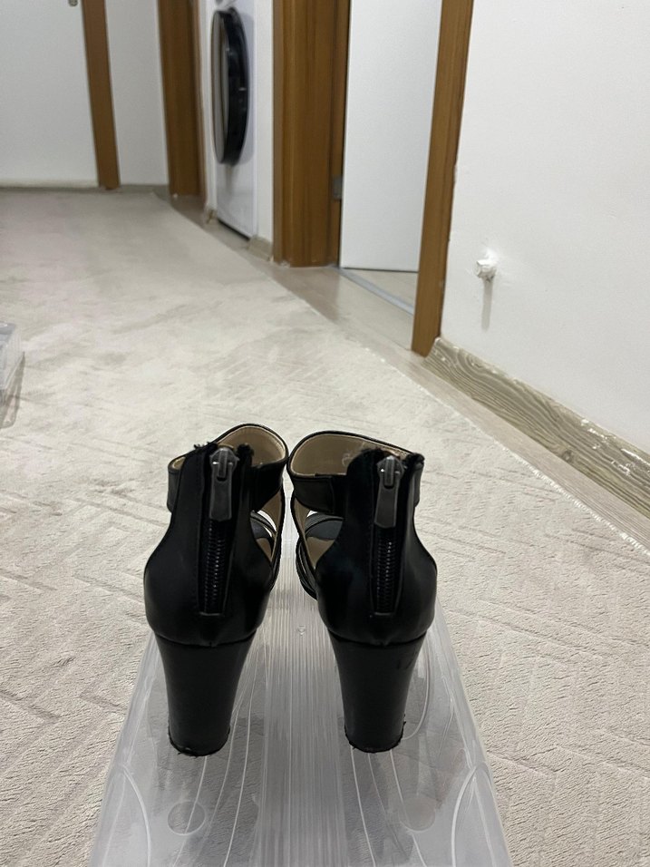 Siyah Tokalı Dolgu Topuklu Kadın Ayakkabı - Görsel 3