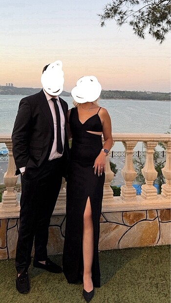Siyah dokuma pencere, yırtmaç, bir kısmı ip askı bir kısmı kalın