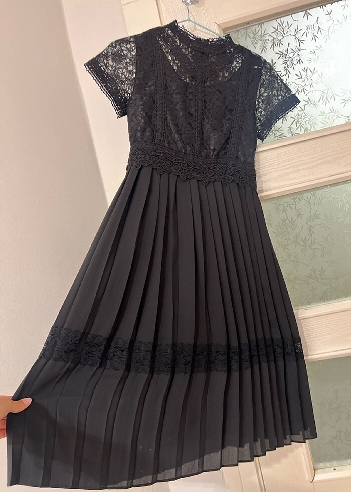 Siyah üst tarafı güpür detaylı içi astarlı şifon düğünlük elbise - Görsel 3