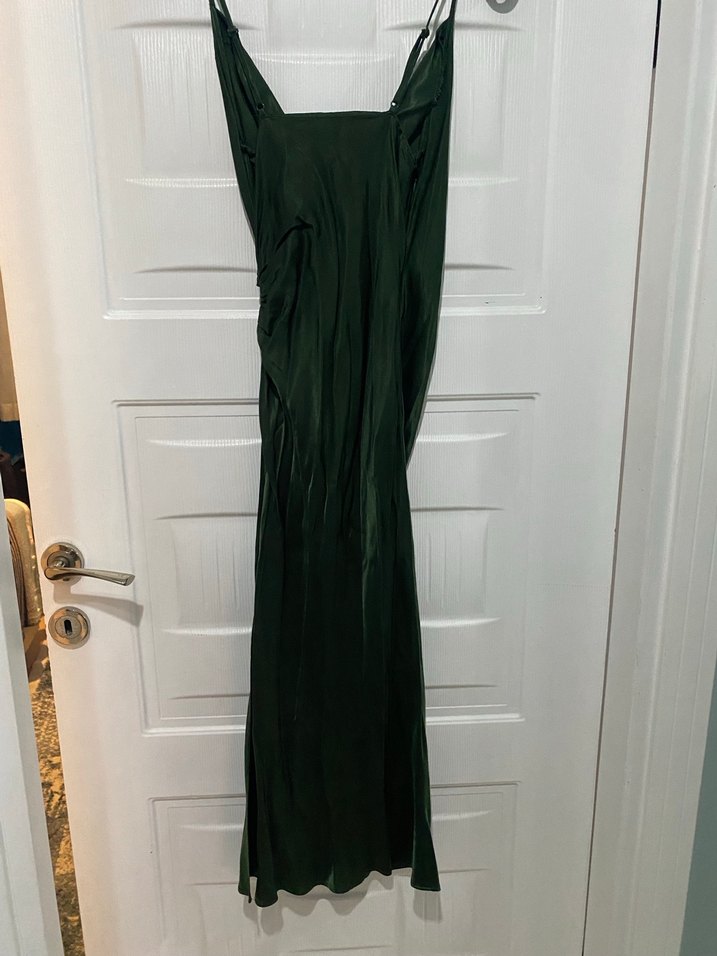 Kayık Yaka, Askılı, Uzun Saten Yeşil Elbise - Görsel 3