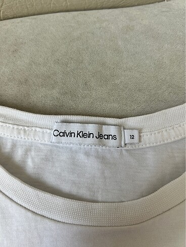 12-13 Yaş Beden Calvin Klein tişört