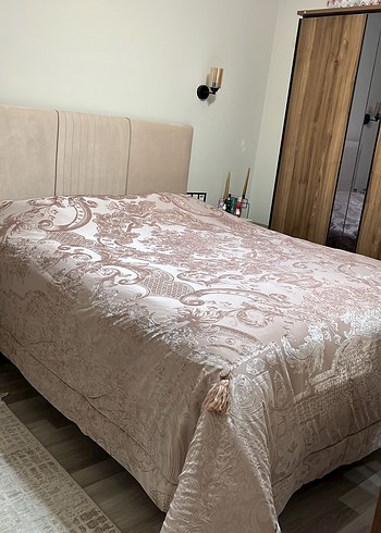 Gül Kurusu Nakışlı Yatak Örtüsü