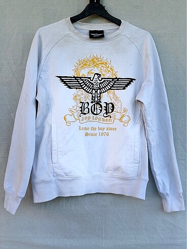 Beyaz Sweatshirt üstünde gizli isa sureti var.