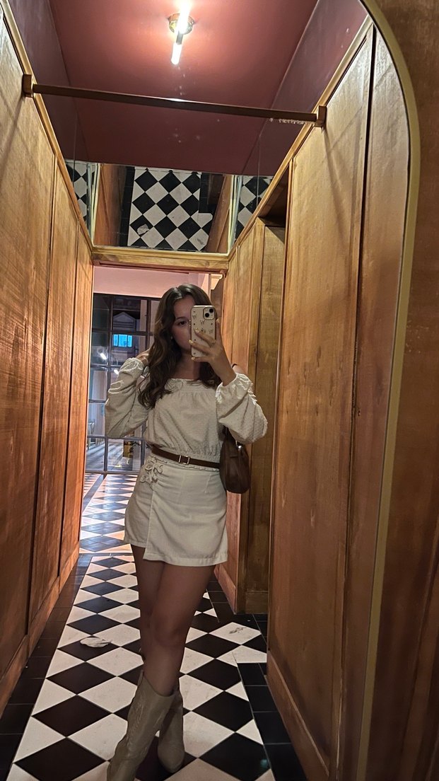 Uzun Kollu Beyaz Fırfırlı Bluz - Görsel 4