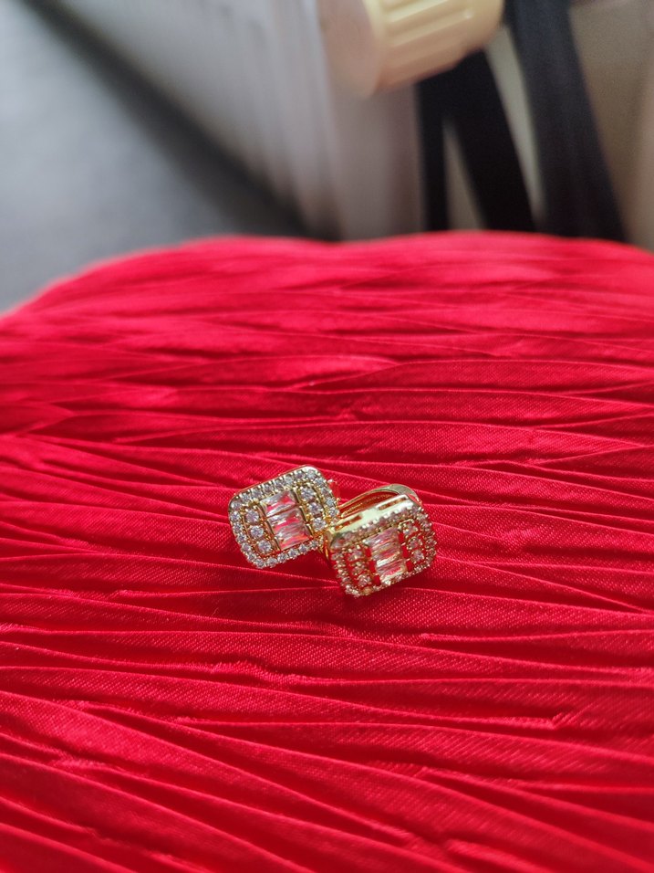 Altın Renkli Mini Taşlı Küpe - Görsel 2