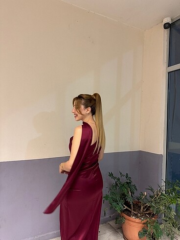 Bordo yırtmaç detaylı abiye elbise