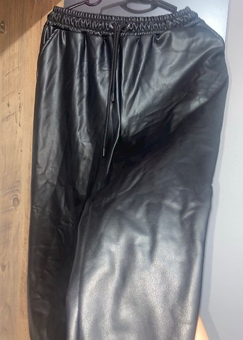 Kadın Parlak Siyah Deri Mini Pantolon - Görsel 3