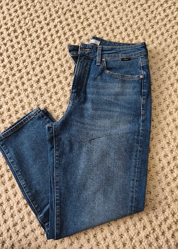 Gri Tokalı Rahat Kesim Mavi Denim Kadın Jean Cindy model