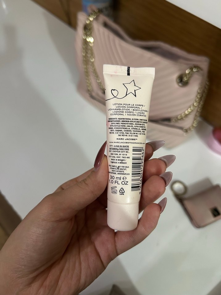 Marc Jacobs Perfect Vücut Losyonu - Görsel 2