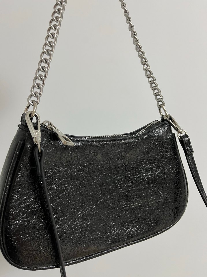 Zincir Detaylı Siyah Yılan Derisi Desenli Deri Çanta - Görsel 3