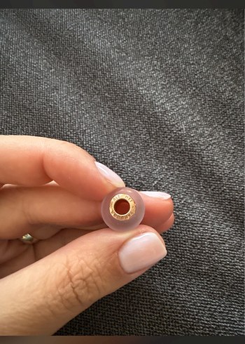 Bej Düğmeli Minimalist Kadın Charm