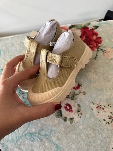 23 Beden ten rengi Renk Zara unisex çocuk ayakkabısı
