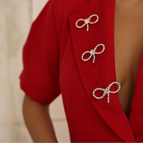 Kırmızı kurdeleli elbise - Görsel 3