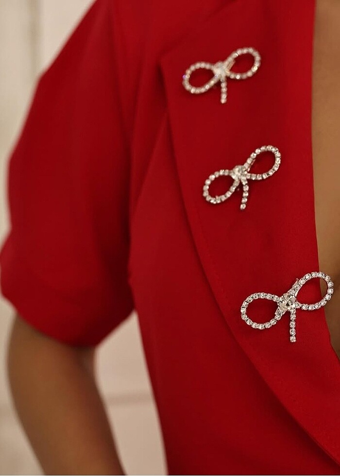 Kırmızı kurdeleli elbise - Görsel 3