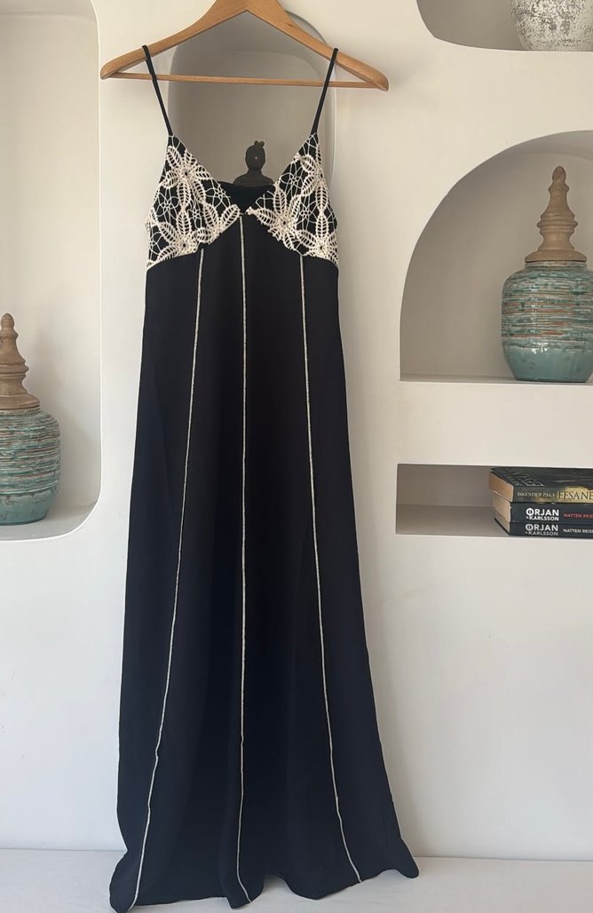 Nakışlı Siyah Uzun Askılı Midi Elbise - Görsel 3