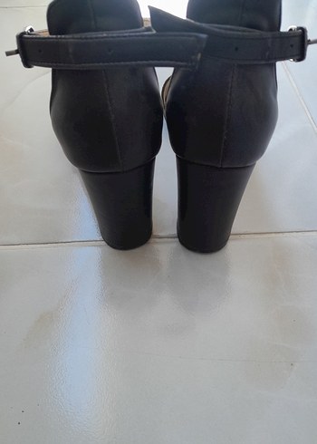 Siyah Parlak Tokalı Topuklu Kadın Ayakkabı - Görsel 2