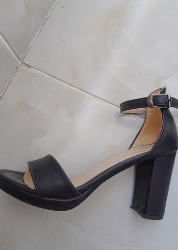 Siyah Parlak Tokalı Topuklu Kadın Ayakkabı - Görsel 3