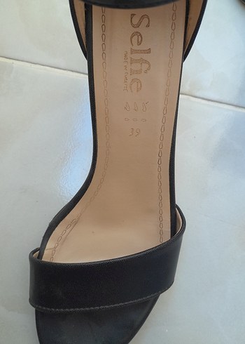 Siyah Parlak Tokalı Topuklu Kadın Ayakkabı - Görsel 4