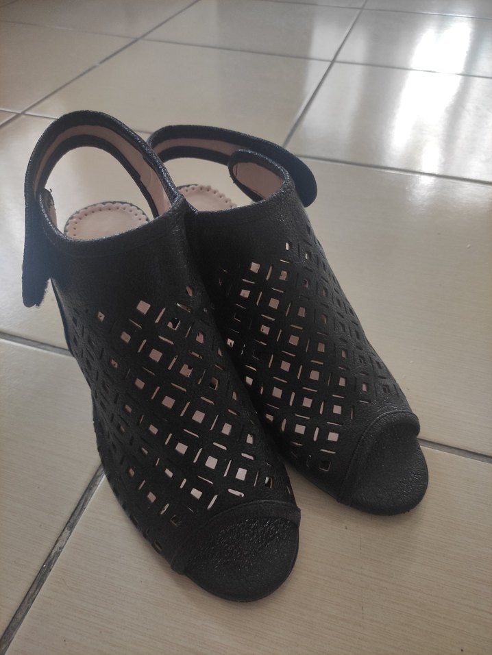 Tokalı Siyah Kadın Blok Topuklu Sandalet - Görsel 3