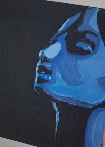 Karanlık Mavi Tonlarda Kadın Portresi - Görsel 3