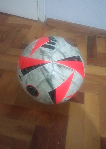 Kırmızı ve Gri Futbol Topu