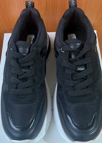 siyah bağcıklı sneakers